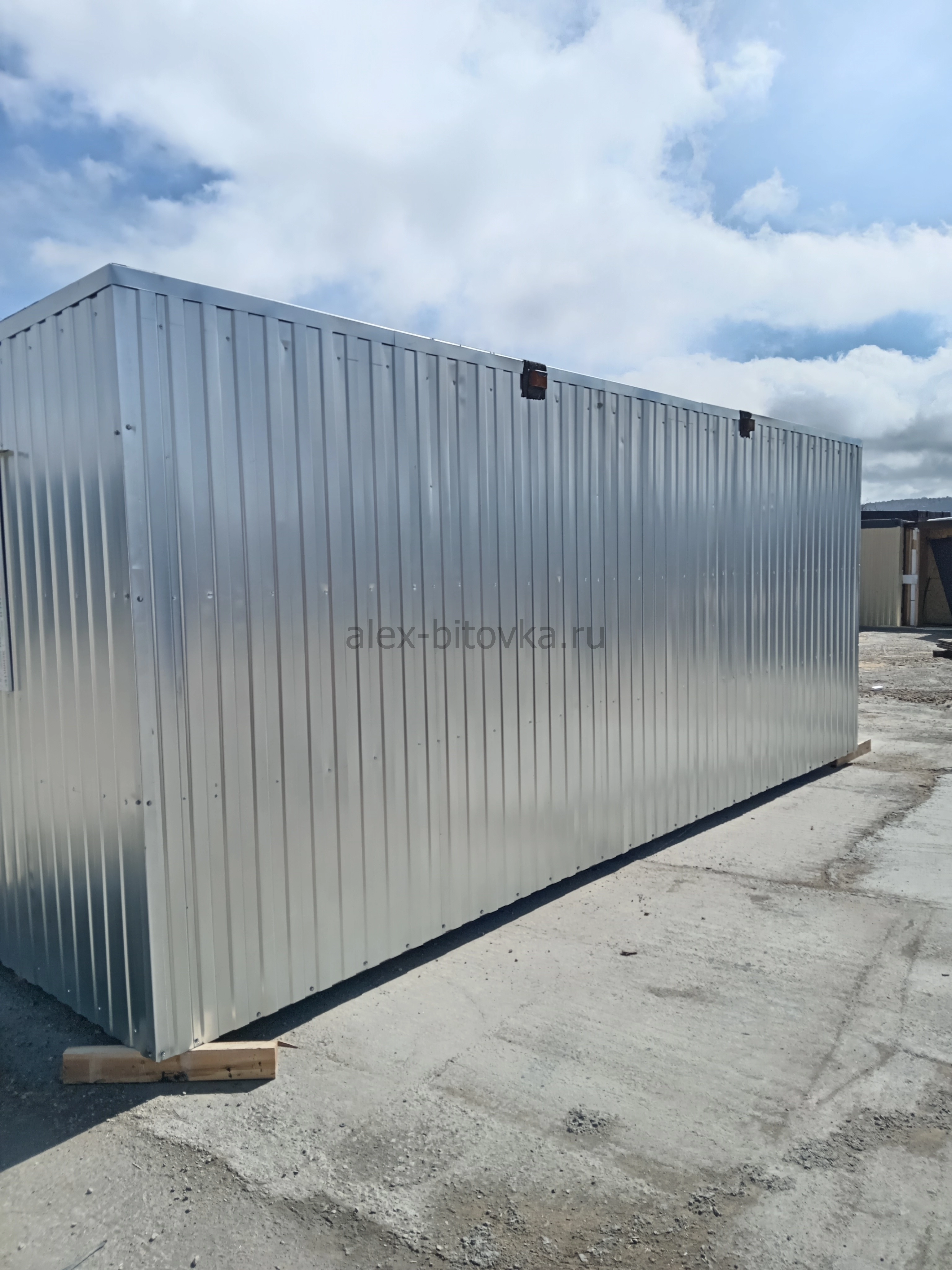 вагон бытовока с металлическими трубами в Новый посёлок